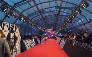 MTV-EMA-2015-(53)-red-carpet-tendostruttura-poligonale-csc-2