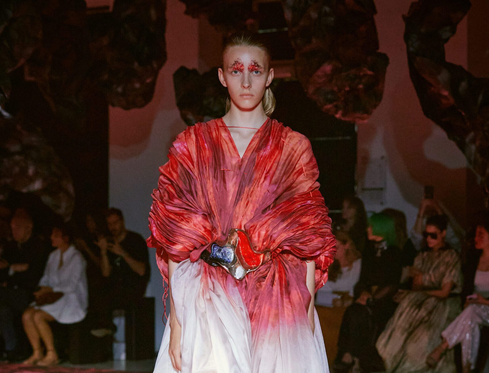 Immagini fornite da Nakazato_Epson ML13000 on silk_Yuima_fw24_runway_press_look23