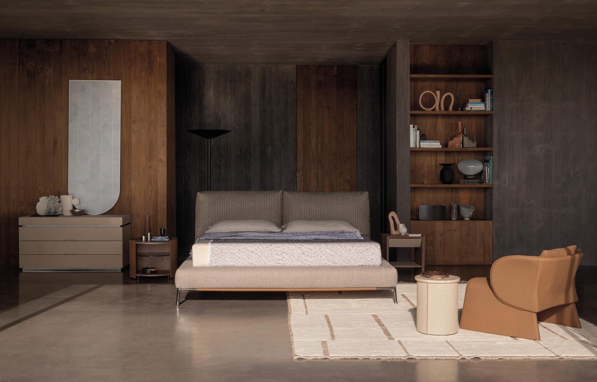 cierre1972_Chapeau bed_Knight armchair_Tappo coffee table_Avalon bedside_Arona bedside_setting_01_L1031847_ph Gio Sormani